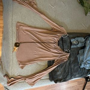 Brown shirt with loose sleeves